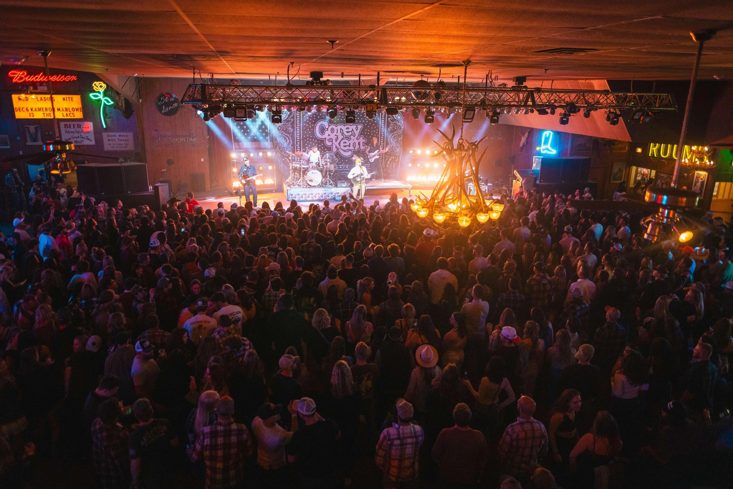Kent Wraps 1st Leg of 'Black Bandana Tour' With Sold Out Stops
